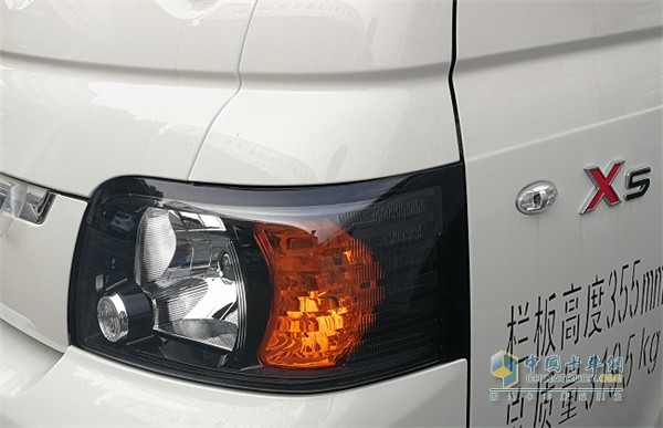 江淮轎卡X5熏黑式的大燈集成了遠(yuǎn)近光燈，夜間行車特別亮