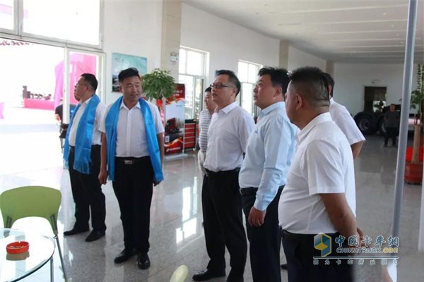 儀式前范志平一行參觀4S店內(nèi)部設(shè)置、服務(wù)站、備件庫等