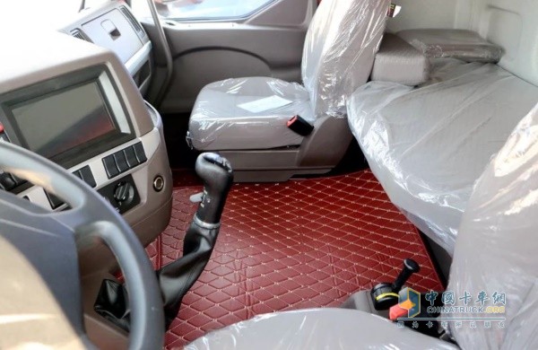 乘龍H5快運房車駕駛室