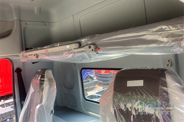 東風柳汽  乘龍H5 駕駛室內部采用上下雙臥鋪