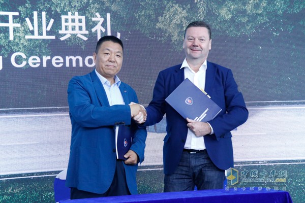 斯堪尼亞中國(guó)區(qū)總經(jīng)理文政(Steve Wager)與瑞力汽車(chē)董事長(zhǎng)賈永存簽約