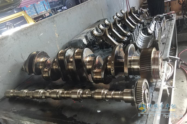 完成拆解后,零件整齊擺放展示