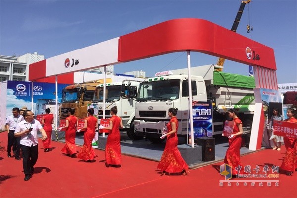 2019年5月6日長征汽車攜5款展車參加2019年雄安工程機(jī)械展覽會