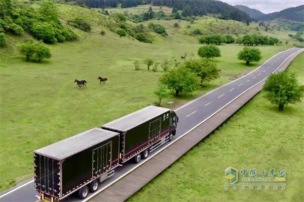 紅巖中置軸貨運(yùn)列車(chē)雙貨箱可實(shí)現(xiàn)快速裝卸貨物