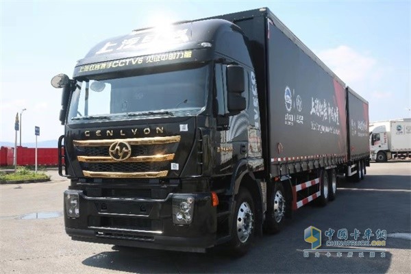 紅巖中置軸簾布式貨運(yùn)列車(chē)