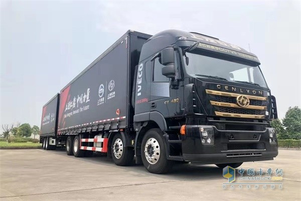 紅巖中置軸簾布式貨運(yùn)列車(chē)