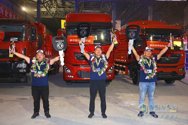 東風天龍冠軍工程組楊高強、牽引組張軍、載貨組王吳洪(從左到右)