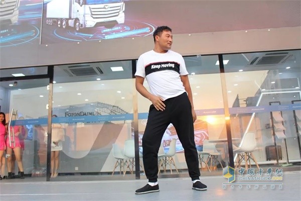 福田戴姆勒小莫哥現(xiàn)場才藝表演