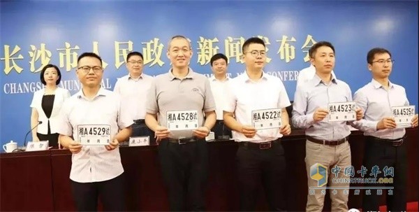 右二:嬴徹科技研發(fā)副總裁于新瑞博士