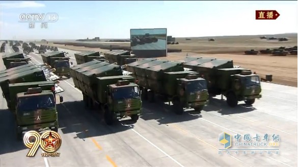 16臺北奔重卡底盤搭載的預警雷達方隊和8臺北奔重卡底盤搭載的無人機方隊亮相“建軍90周年”沙場閱兵