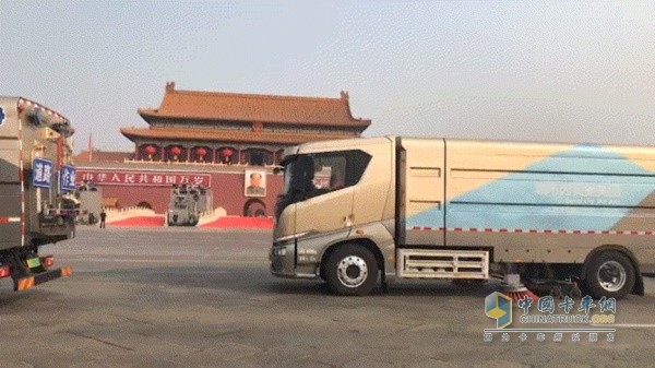 新T8純電動洗掃車服務(wù)國家方陣檢閱盛典