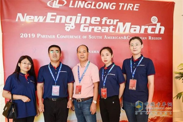 玲瓏代表與經銷商合影