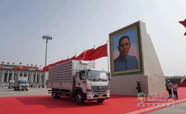 10輛“和平鴿運輸唯一用車”歐馬可中卡搭載?？礔4.5發(fā)動機