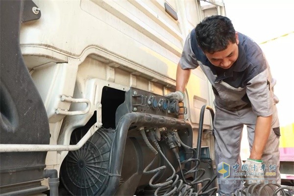 曼恩檢修、培訓(xùn)現(xiàn)場(chǎng)