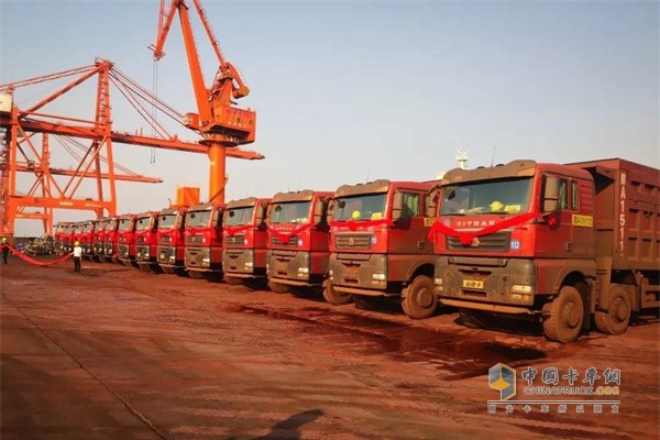 排列整齊的汕德卡自卸車