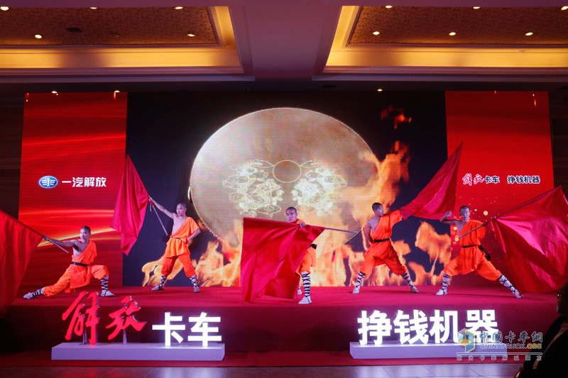 “榮耀萬輛，領(lǐng)航中原” 一汽解放河南區(qū)域長春青島雙基地雙萬輛慶典