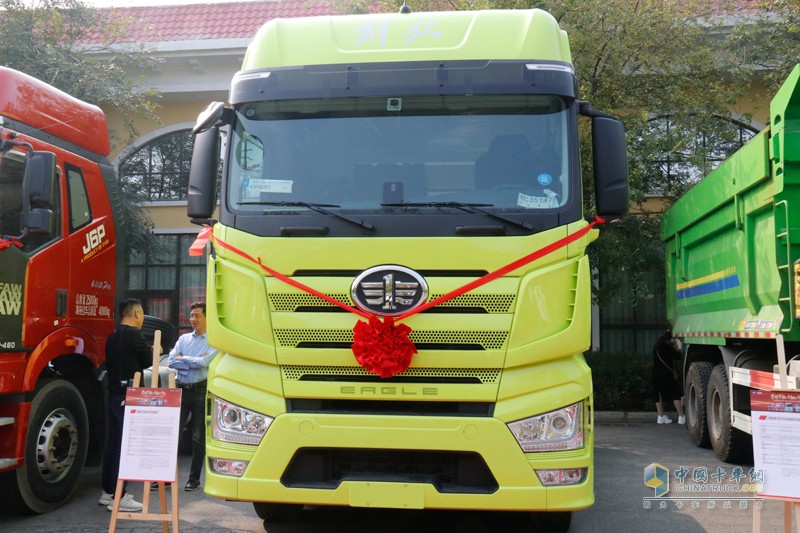 “榮耀萬輛，領(lǐng)航中原” 一汽解放河南區(qū)域長春青島雙基地雙萬輛慶典