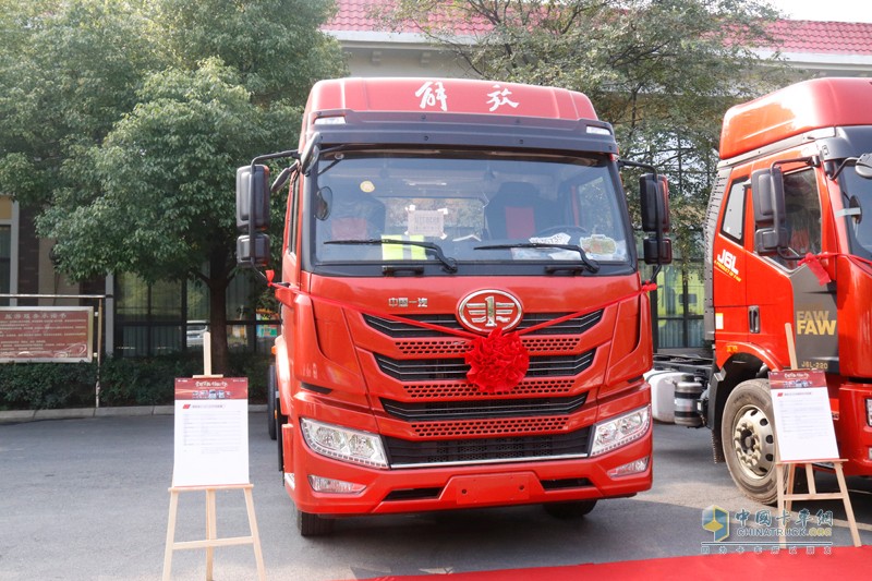 “榮耀萬輛，領(lǐng)航中原” 一汽解放河南區(qū)域長春青島雙基地雙萬輛慶典