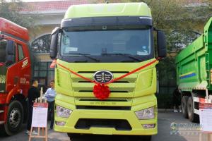 “榮耀萬輛，領(lǐng)航中原” 一汽解放河南區(qū)域長春青島雙基地雙萬輛慶典