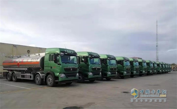 中國(guó)重汽 HOWO-T5G 8X4?；愤\(yùn)輸車