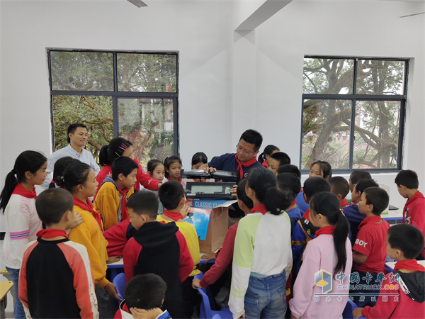 沉塘小學(xué)的學(xué)生對(duì)沃爾沃卡車十分感興趣