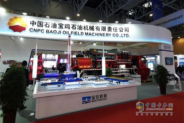 寶石機(jī)械展出全國(guó)首款五軸壓裂車(chē)，采用奔馳Actros專(zhuān)業(yè)底盤(pán)