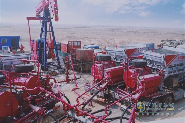 奔馳壓裂車(chē)工作場(chǎng)景