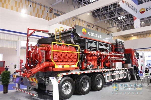 運(yùn)載采用奔馳Actros5548 10x6驅(qū)動(dòng)底盤(pán)