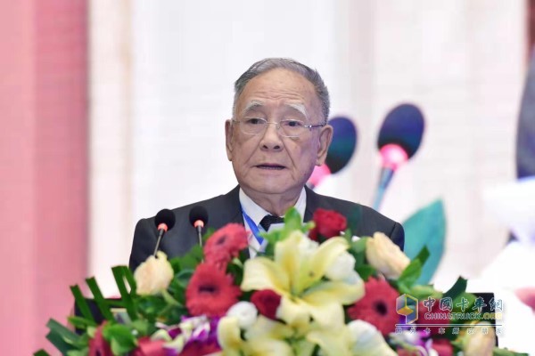 原機(jī)械工業(yè)部部長(zhǎng)何光遠(yuǎn)