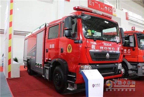 格拉曼專汽展示了一臺(tái)豪沃底盤的泡沫消防車，該車也成為這家上裝廠的一款熱銷產(chǎn)品