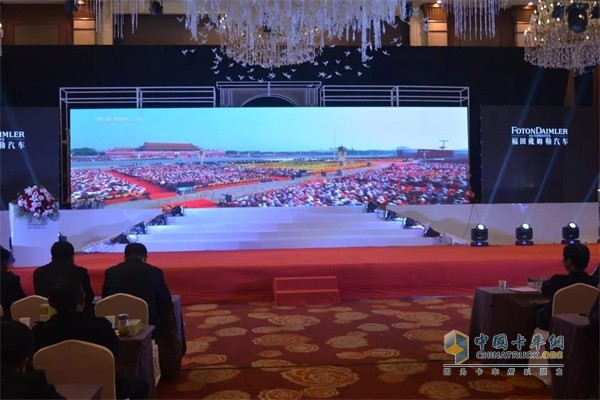 回顧歐曼超級(jí)重卡國典版在新中國成立70周年慶祝中精彩表現(xiàn)