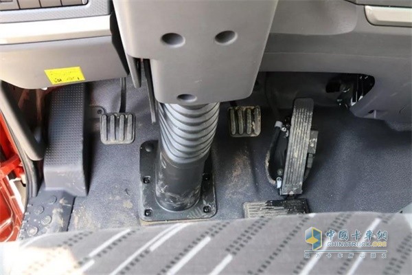 福田瑞沃吊掛式離合和剎車,地板式電子油門