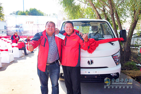 李師傅(右)為飛碟汽車(chē)點(diǎn)贊