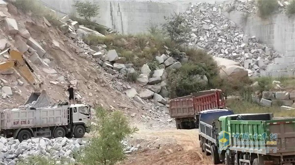 瑞沃ES3自卸車(chē)礦區(qū)作業(yè)