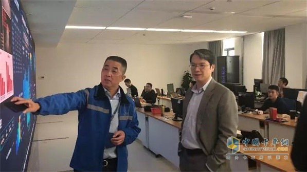 中通快遞集團(tuán)運(yùn)營管理中心總監(jiān)王全法帶領(lǐng)沃爾沃集團(tuán)高級副總裁董晨睿參觀運(yùn)維中心