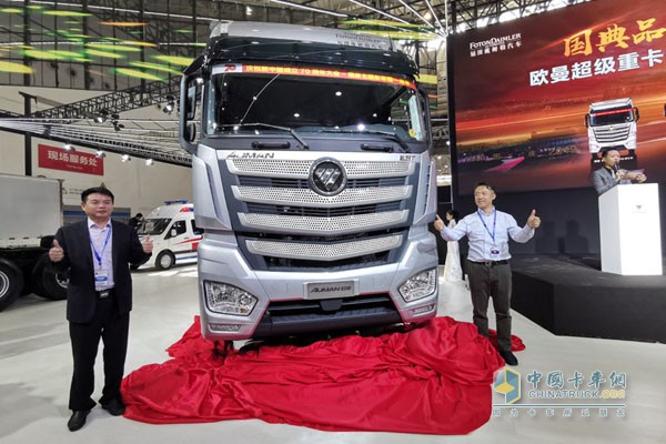福田汽車集團品牌副總裁、福田戴姆勒汽車品牌戰(zhàn)略總監(jiān)李健與福田戴姆勒汽車營銷公司鄂贛分公司總經(jīng)理程志堅共同揭幕歐曼超級重卡國典版