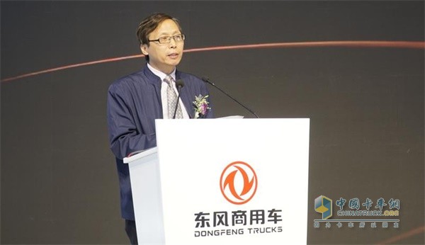 東風商用車商用汽車雜志社總編輯、中國年度卡車評委會成員肖獻法先生宣布2020中國年度卡車評測結果