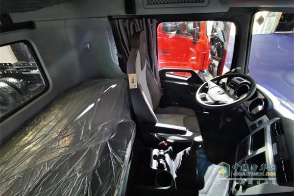 全新一代東風天龍KL造型俊朗，內飾人性化)