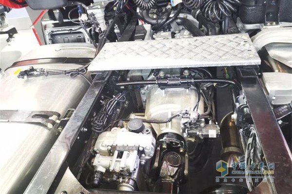 東風天龍KL搭載升級后的東風雷諾dCi11 465-51柴油發(fā)動機，及采用沃爾沃技術的東風DT14帶同步器的直接擋變速器和德納440后橋，并可選裝AMT自動變速器和液力緩速器