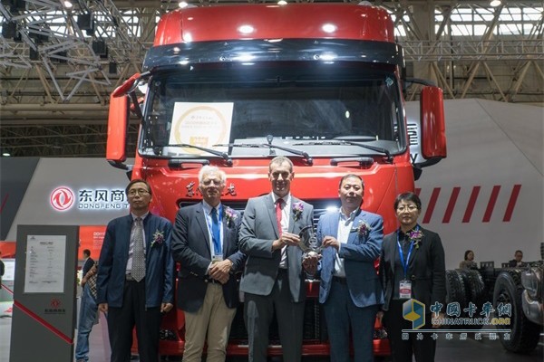 頒獎嘉賓和領獎嘉賓在獲得“2020中國年度卡車”獎項的東風天龍KL重卡前合影