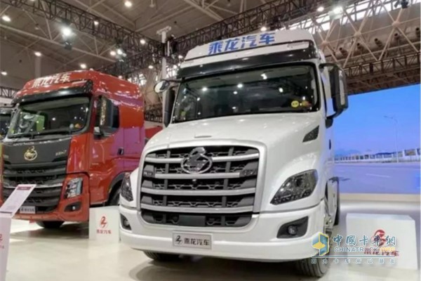 乘龍H7(左)、乘龍T7(右)