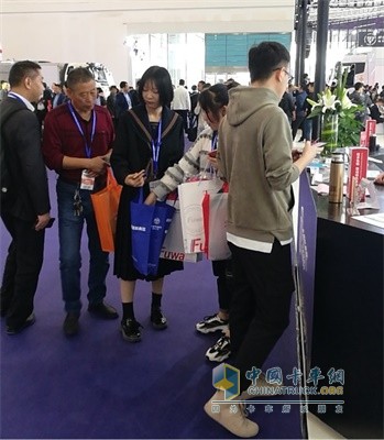 在時代汽車展臺排隊登記的觀眾