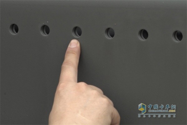 汕德卡采用無鉚釘、無螺栓的固定方式