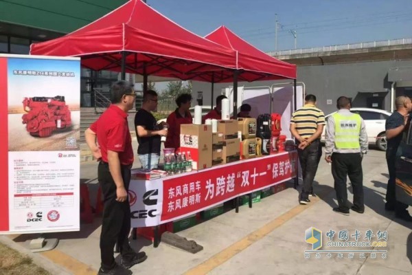 在跨越速運轉(zhuǎn)運中心現(xiàn)場服務(wù)保障團隊正有序而忙碌地對車輛進行檢查