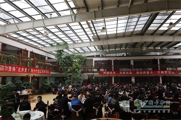 北奔重卡茌平大客戶百臺國六燃氣車交車儀現(xiàn)場