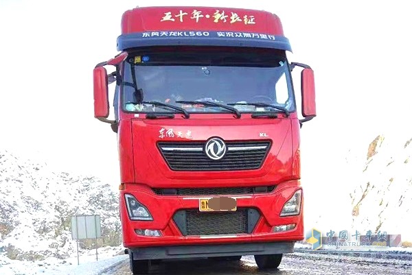 東風商用車突降暴雪，造成阿爾金山大堵車