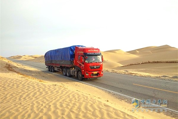 東風商用車行走在無人區(qū)