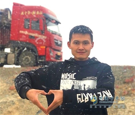 何逢斌為東風天龍KL比心