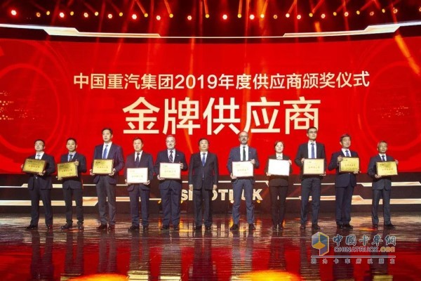 中國重汽集團(tuán)黨委書記、董事長譚旭光為玲瓏輪胎(左四)頒獎(jiǎng)