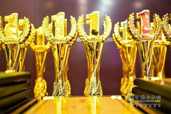 精致的獎杯和獎牌